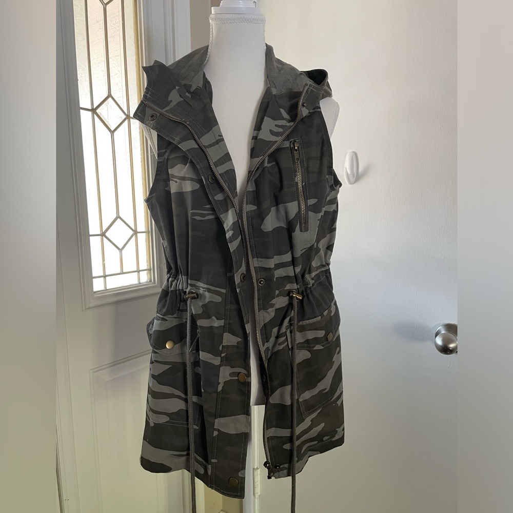Women’s utility vest w/hood. Size large . Grey camouflage